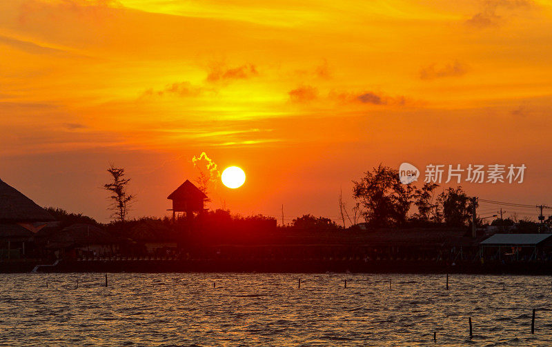 日落剪影在Tan Thanh海，天江省，湄公河三角洲